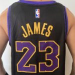 Camiseta Regata NBA Los Angeles Lakers LeBron James 23 City Edition Preta 2024 Nike - Imagem 14