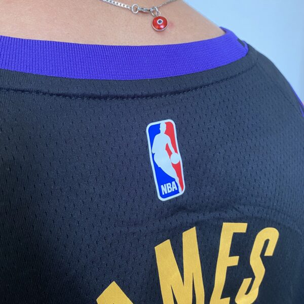 Camiseta Regata NBA Los Angeles Lakers LeBron James 23 City Edition Preta 2024 Nike - Imagem 16