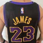 Camiseta Regata NBA Los Angeles Lakers LeBron James 23 City Edition Preta 2024 Nike - Imagem 17