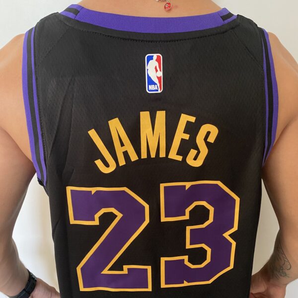 Camiseta Regata NBA Los Angeles Lakers LeBron James 23 City Edition Preta 2024 Nike - Imagem 17