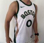 Camiseta Regata Basquete NBA Swingman Boston Celtics 0 Jayson Tatum City Edition Branca - Springfield - 2024 Nike - Imagem 10