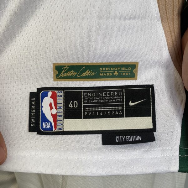 Camiseta Regata Basquete NBA Swingman Boston Celtics 0 Jayson Tatum City Edition Branca - Springfield - 2024 Nike - Imagem 12