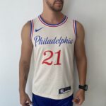 Camiseta Regata NBA Swingman Philadelphia 76ers Joel Embiid 21 City Edition Creme 20-21 Nike - Imagem 2