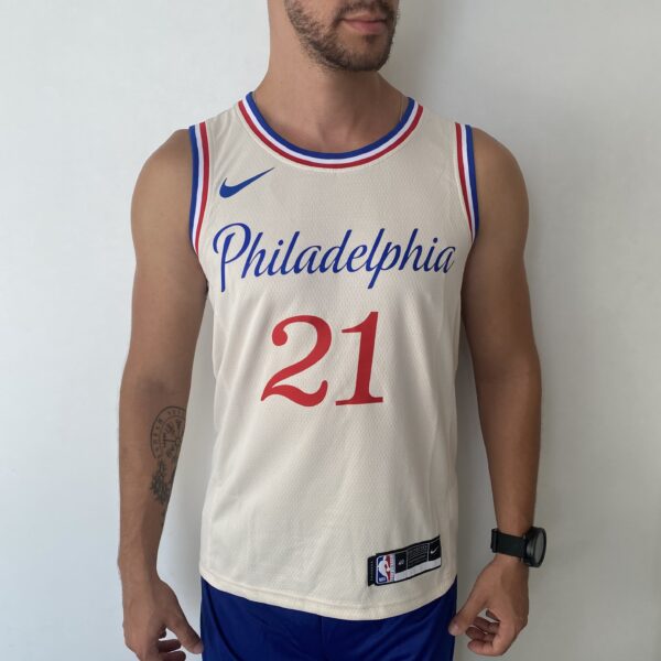 Camiseta Regata NBA Swingman Philadelphia 76ers Joel Embiid 21 City Edition Creme 20-21 Nike - Imagem 2
