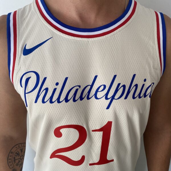 Camiseta Regata NBA Swingman Philadelphia 76ers Joel Embiid 21 City Edition Creme 20-21 Nike - Imagem 4