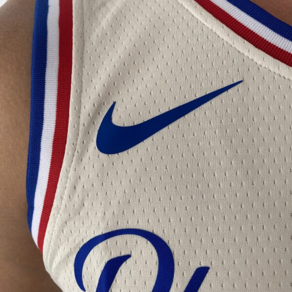 Camiseta Regata NBA Swingman Philadelphia 76ers Joel Embiid 21 City Edition Creme 20-21 Nike - Imagem 6