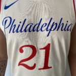 Camiseta Regata NBA Swingman Philadelphia 76ers Joel Embiid 21 City Edition Creme 20-21 Nike - Imagem 9