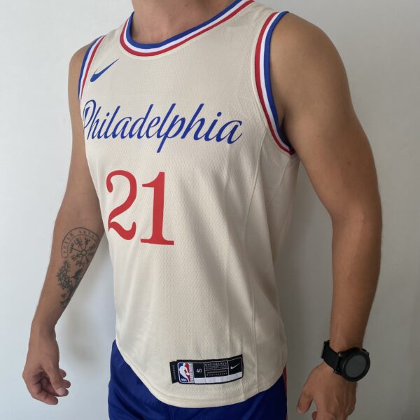 Camiseta Regata NBA Swingman Philadelphia 76ers Joel Embiid 21 City Edition Creme 20-21 Nike - Imagem 11