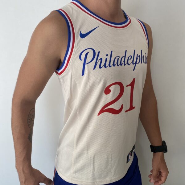 Camiseta Regata NBA Swingman Philadelphia 76ers Joel Embiid 21 City Edition Creme 20-21 Nike - Imagem 12