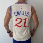 Camiseta Regata NBA Swingman Philadelphia 76ers Joel Embiid 21 City Edition Creme 20-21 Nike - Imagem 15