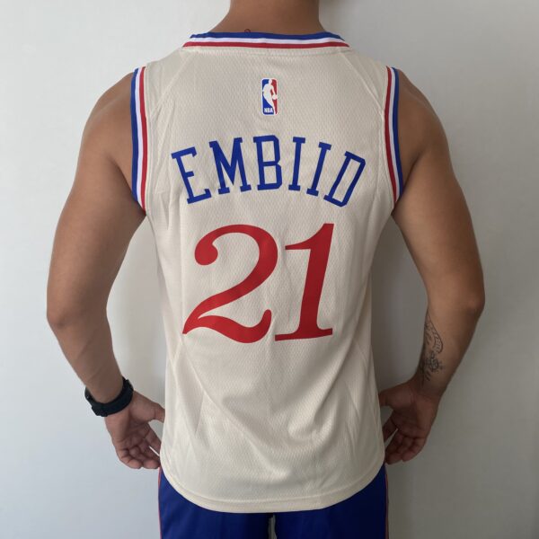 Camiseta Regata NBA Swingman Philadelphia 76ers Joel Embiid 21 City Edition Creme 20-21 Nike - Imagem 15