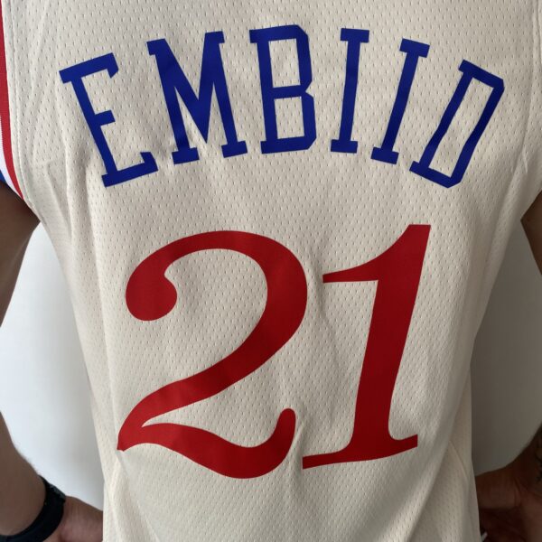 Camiseta Regata NBA Swingman Philadelphia 76ers Joel Embiid 21 City Edition Creme 20-21 Nike - Imagem 16