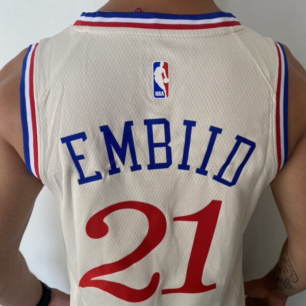 Camiseta Regata NBA Swingman Philadelphia 76ers Joel Embiid 21 City Edition Creme 20-21 Nike - Imagem 17