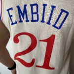 Camiseta Regata NBA Swingman Philadelphia 76ers Joel Embiid 21 City Edition Creme 20-21 Nike - Imagem 21