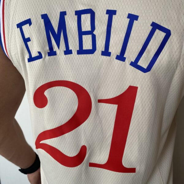 Camiseta Regata NBA Swingman Philadelphia 76ers Joel Embiid 21 City Edition Creme 20-21 Nike - Imagem 21