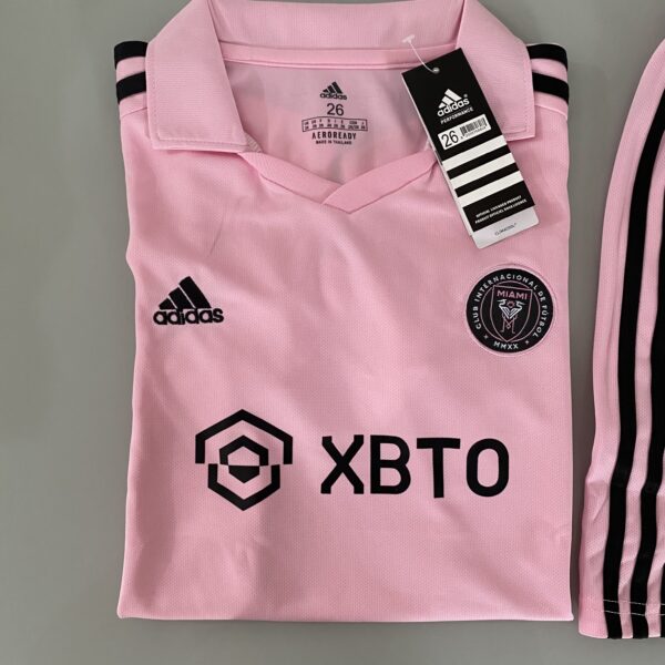 2024-02-16 16.09.40 Kit Conjunto Infantil Crianças Camisa e Calção Inter Miami CF Home 2024 Rosa Adidas - Imagem 2