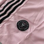 Kit Conjunto Infantil Crianças Camisa e Calção Inter Miami CF Home 2024 Rosa Adidas - Imagem 5