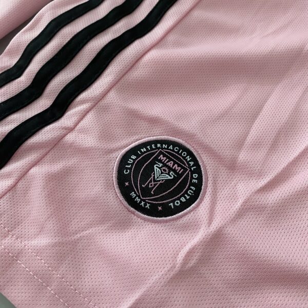 2024-02-16 16.09.59 Kit Conjunto Infantil Crianças Camisa e Calção Inter Miami CF Home 2024 Rosa Adidas - Imagem 5