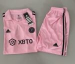 Kit Conjunto Infantil Crianças Camisa e Calção Inter Miami CF Home 2024 Rosa Adidas - Imagem 7