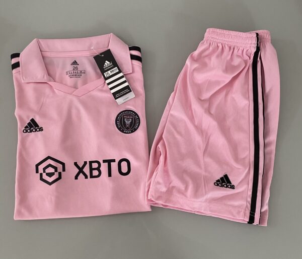 2024-02-16 16.10.31 Kit Conjunto Infantil Crianças Camisa e Calção Inter Miami CF Home 2024 Rosa Adidas - Imagem 7