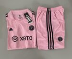 Kit Conjunto Infantil Crianças Camisa e Calção Inter Miami CF Home 2024 Rosa Adidas - Imagem 9