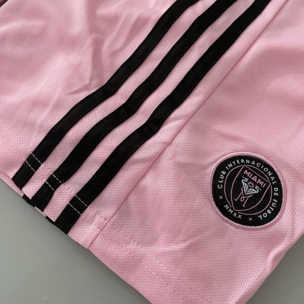 2024-02-16 16.11.15 Kit Conjunto Infantil Crianças Camisa e Calção Inter Miami CF Home 2024 Rosa Adidas - Imagem 11