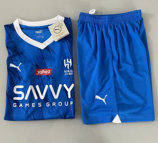 2024-02-16 17.03.10 Kit Conjunto Infantil Crianças Camisa e Calção Al-Hilal Home 2024 Azul Puma - Imagem 7