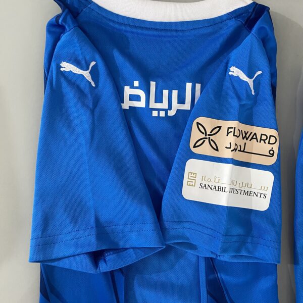 2024-02-16 17.03.53 Kit Conjunto Infantil Crianças Camisa e Calção Al-Hilal Home 2024 Azul Puma - Imagem 9