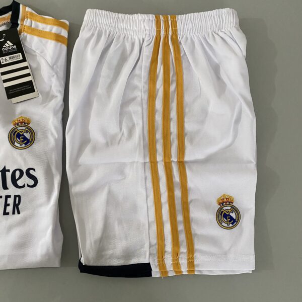 2024-02-19 17.29.47 Kit Conjunto Infantil Crianças Camisa e Calção Real Madrid Home 2023 Adidas - Imagem 3