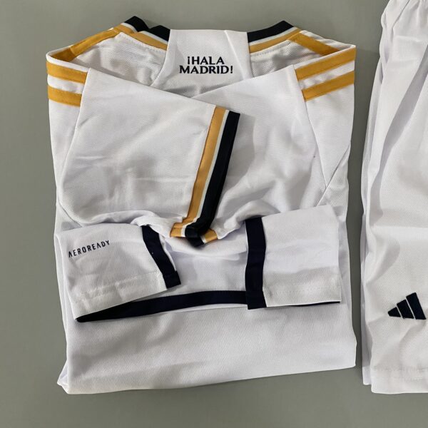 2024-02-19 17.30.57 Kit Conjunto Infantil Crianças Camisa e Calção Real Madrid Home 2023 Adidas - Imagem 8