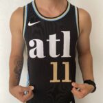 Camiseta Regata Basquete NBA Atlanta Hawks - 11 Trae Young - City Edition Preta 2024 Nike - Imagem 7