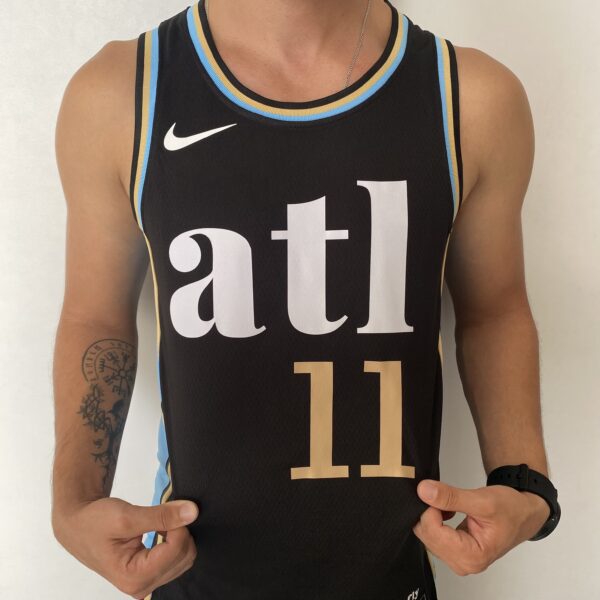 Camiseta Regata Basquete NBA Atlanta Hawks - 11 Trae Young - City Edition Preta 2024 Nike - Imagem 7