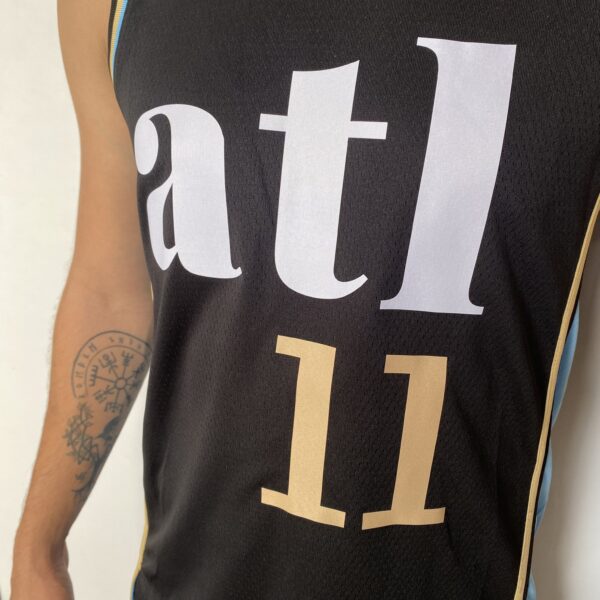 Camiseta Regata Basquete NBA Atlanta Hawks - 11 Trae Young - City Edition Preta 2024 Nike - Imagem 8