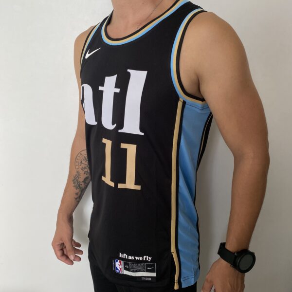 Camiseta Regata Basquete NBA Atlanta Hawks - 11 Trae Young - City Edition Preta 2024 Nike - Imagem 9