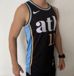 Camiseta Regata Basquete NBA Atlanta Hawks - 11 Trae Young - City Edition Preta 2024 Nike - Imagem 10