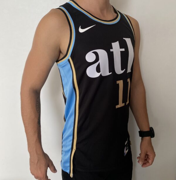 Camiseta Regata Basquete NBA Atlanta Hawks - 11 Trae Young - City Edition Preta 2024 Nike - Imagem 10