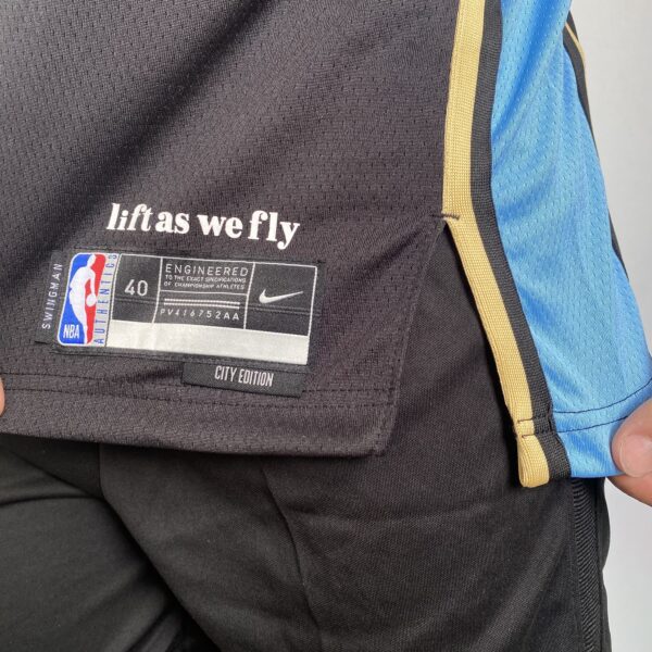 Camiseta Regata Basquete NBA Atlanta Hawks - 11 Trae Young - City Edition Preta 2024 Nike - Imagem 11