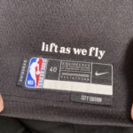 Camiseta Regata Basquete NBA Atlanta Hawks - 11 Trae Young - City Edition Preta 2024 Nike - Imagem 12