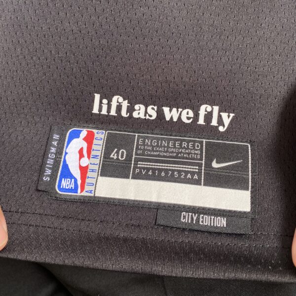 Camiseta Regata Basquete NBA Atlanta Hawks - 11 Trae Young - City Edition Preta 2024 Nike - Imagem 12