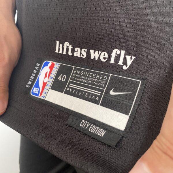 Camiseta Regata Basquete NBA Atlanta Hawks - 11 Trae Young - City Edition Preta 2024 Nike - Imagem 13