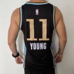 Camiseta Regata Basquete NBA Atlanta Hawks - 11 Trae Young - City Edition Preta 2024 Nike - Imagem 15