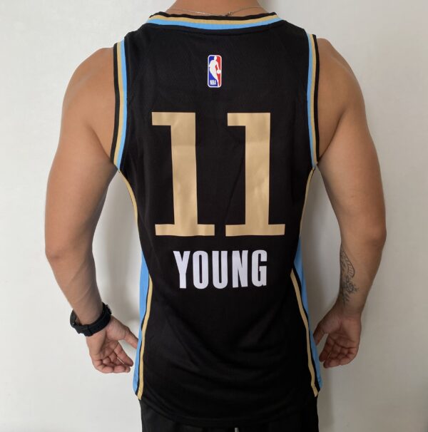 Camiseta Regata Basquete NBA Atlanta Hawks - 11 Trae Young - City Edition Preta 2024 Nike - Imagem 15