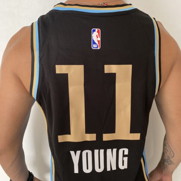 Camiseta Regata Basquete NBA Atlanta Hawks - 11 Trae Young - City Edition Preta 2024 Nike - Imagem 17