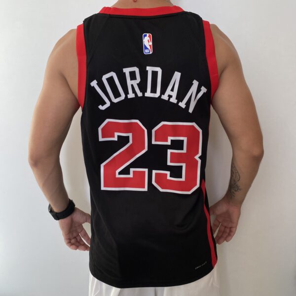 Camiseta Regata NBA Chicago Bulls - Michael Jordan 23 - City Edition Preta 2024 Nike - Imagem 14