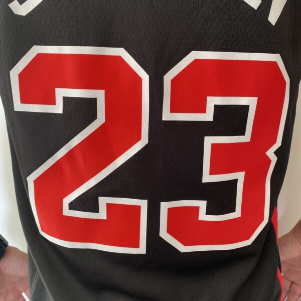 Camiseta Regata NBA Chicago Bulls - Michael Jordan 23 - City Edition Preta 2024 Nike - Imagem 16