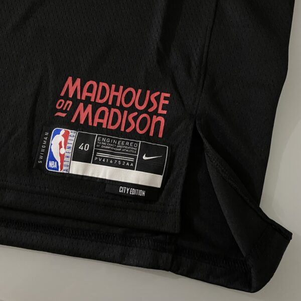 Camiseta Regata NBA Chicago Bulls - Michael Jordan 23 - City Edition Preta 2024 Nike - Imagem 23