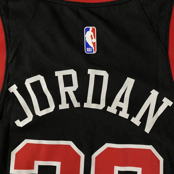 Camiseta Regata NBA Chicago Bulls - Michael Jordan 23 - City Edition Preta 2024 Nike - Imagem 27