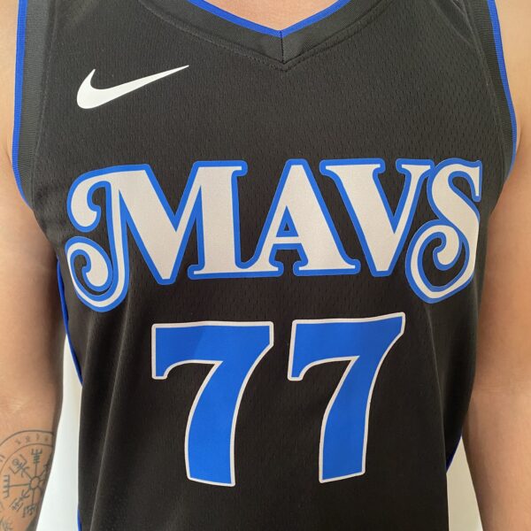 Camiseta Regata NBA Swingman Dallas Mavericks Luka Doncic 77 City Edition Preta 2024 Nike - Imagem 4