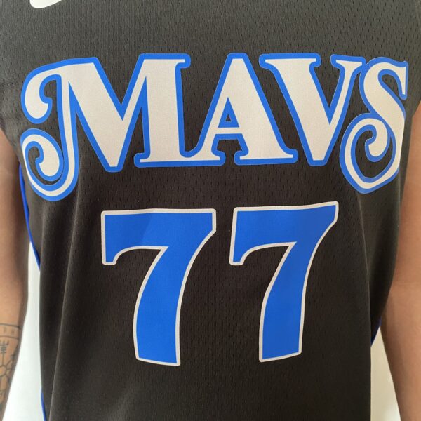 Camiseta Regata NBA Swingman Dallas Mavericks Luka Doncic 77 City Edition Preta 2024 Nike - Imagem 3