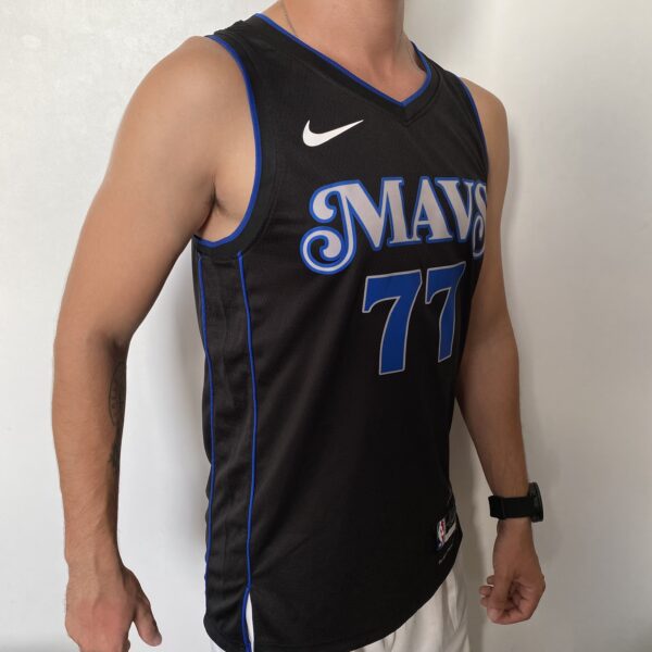 Camiseta Regata NBA Swingman Dallas Mavericks Luka Doncic 77 City Edition Preta 2024 Nike - Imagem 12